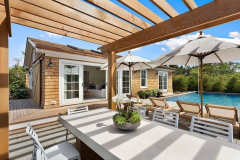 backyard-pergola-above-outdoor-dining-table